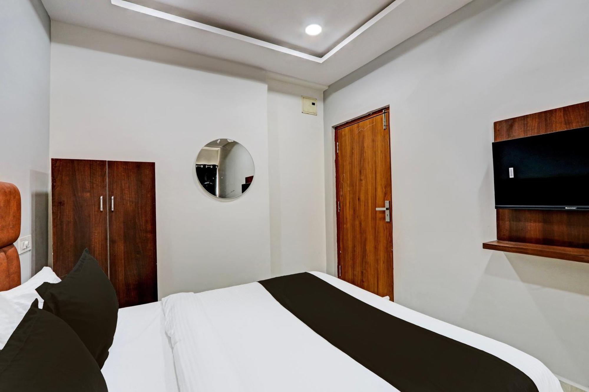 Super Hotel O Lavish Tranquil Хайдарабад Экстерьер фото